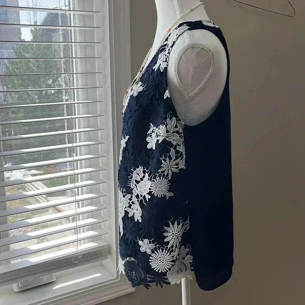 ❤️2/$30❤️[M]Banana Republic Cotton Floral  Laced Overlay V Neck Tank Top - Picture 3 of 7